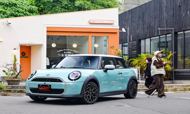 MINI Cooper S改拜「極簡主義」繼續在流行時尚的尖端引領駕駛樂趣