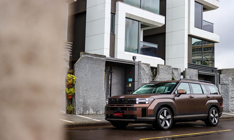 華麗轉身的戶外系家庭玩咖，2025 Hyundai Santa Fe Turbo Hybrid GLTH-C Premium